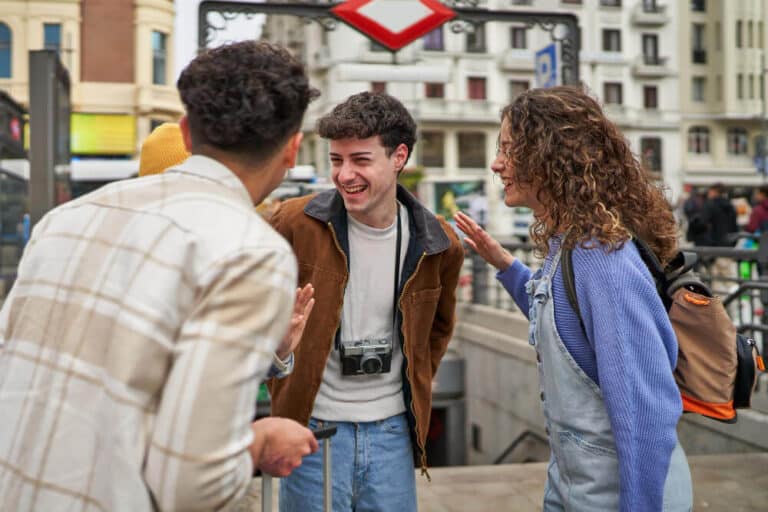 האם הקורס של מאסטר אספניול מבוסס בעיקר על צפייה בסרטונים, או שיש בו גם תרגול דיבור אמיתי בקול